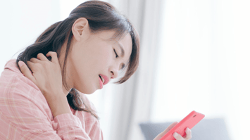 Tech Neck: How Your Smartphone is Hurting Your Spine