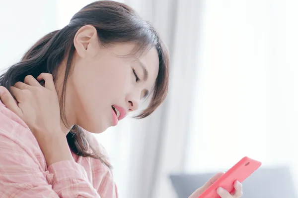 Tech Neck: How Your Smartphone is Hurting Your Spine